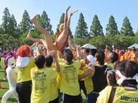 優勝だと思い込みハブを胴上げするおじさんチーム。