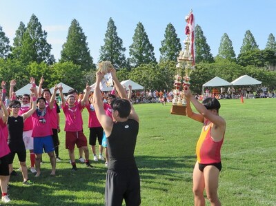「LAUGH SPORTS FES 2014 in CHIBA～よしもと若手“ほぼほぼ”オールスターズ大運動会～」で優勝した「チーム★スーパールーキー」。