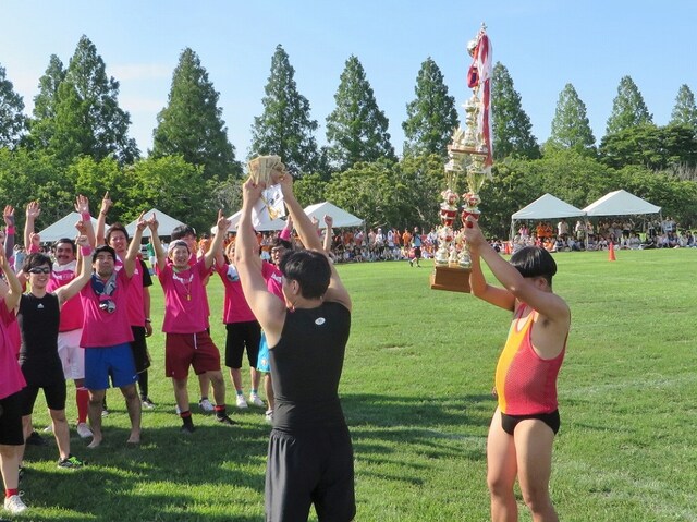 「LAUGH SPORTS FES 2014 in CHIBA～よしもと若手“ほぼほぼ”オールスターズ大運動会～」で優勝した「チーム★スーパールーキー」。