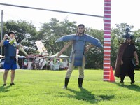 「キングダム」の信、王騎、王翦が終わってしまった閉会式に呆然としている様子。