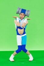 「ディズニーXD 腹筋ドッカンTV」のイメージキャラクター「腹筋ドッカン先輩」に就任した、小島よしお。(c)Disney