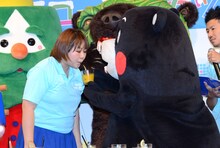 くまモンにフローズンを飲ませてもらうやしろ優。