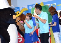 ご当地キャラではないペンギンを不思議がるやしろ優と柴田。