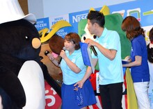 ご当地キャラではないペンギンを不思議がるやしろ優と柴田。