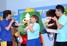 メロン熊からやしろを守る笑撃戦隊・野村（左）。