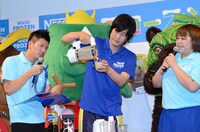 やしろのためにネスカフェフローズンを作る笑撃戦隊・野村（中央）。