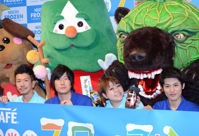 「ご当地フローズンカップ」キックオフイベントに登場した笑撃戦隊（左から2人）とやしろ優。