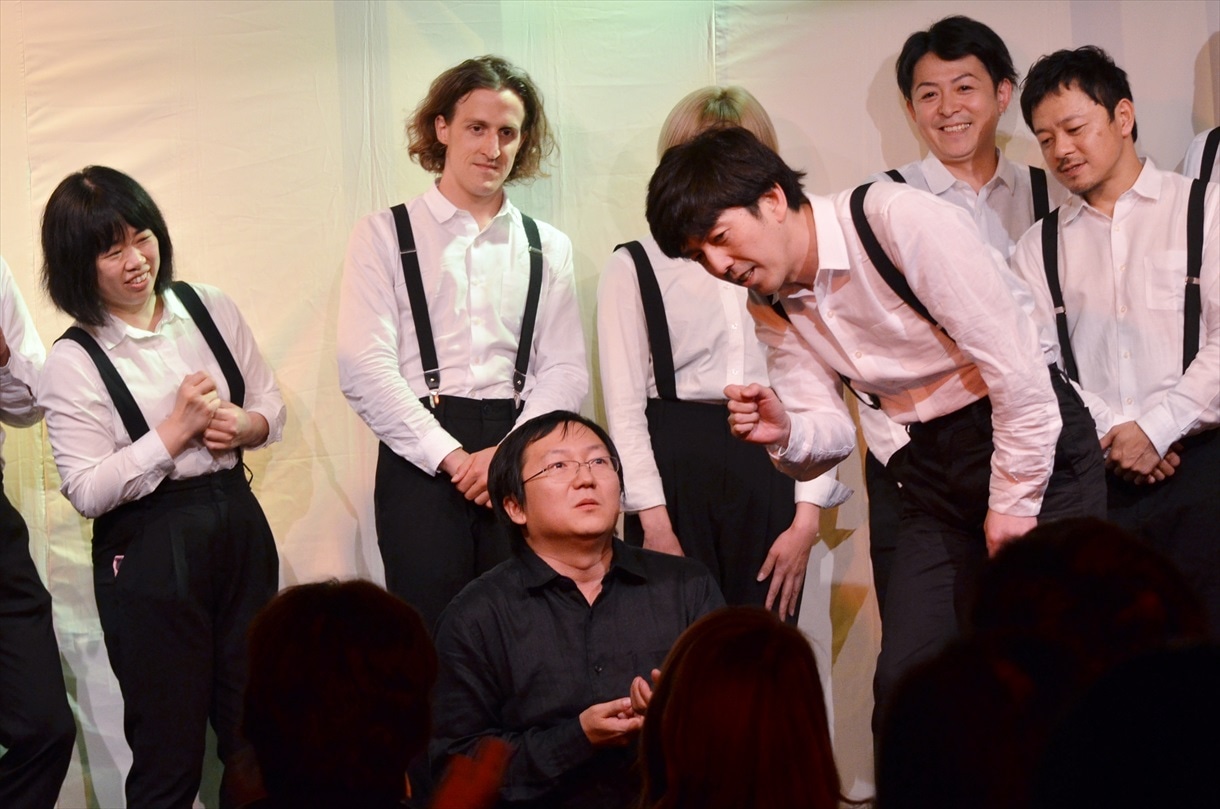 ライブ終盤に即興芝居を披露したマシ・オカ（中央）、2丁拳銃・小堀（右）ら。
