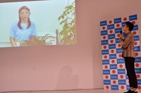 関根麻里のVTRメッセージが上映された場面。