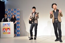 （左から）進行を務めたニレンジャー川田、通訳の女性、どぶろっく。