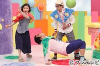 オレンジサンセットの「人間卓球マシーン」にチャレンジするMC陣。