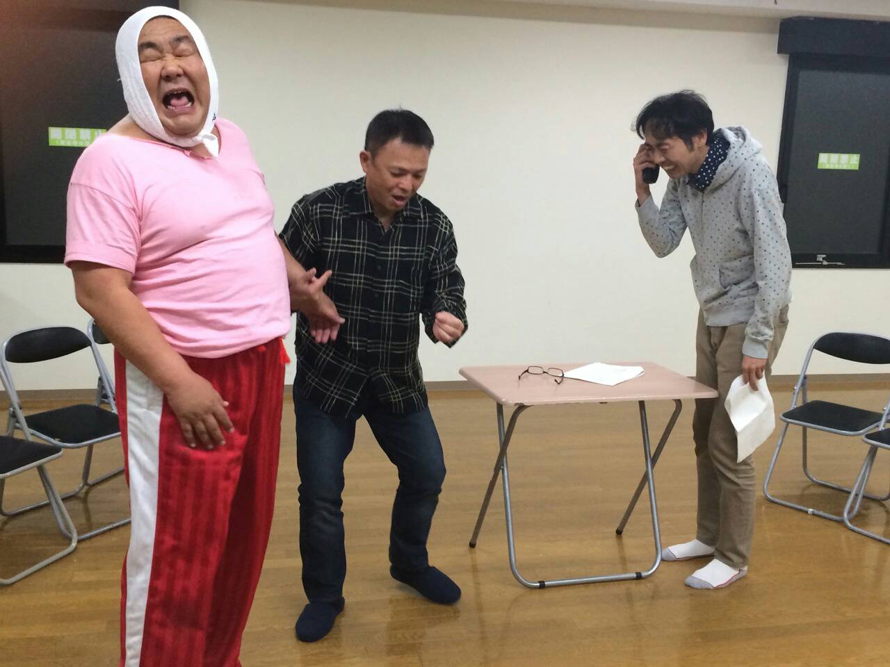 舞台「こまつ座 第104回公演『てんぷくトリオのコント』～井上ひさしの笑いの原点～」の稽古をするホンジャマカとアンガールズ田中。
