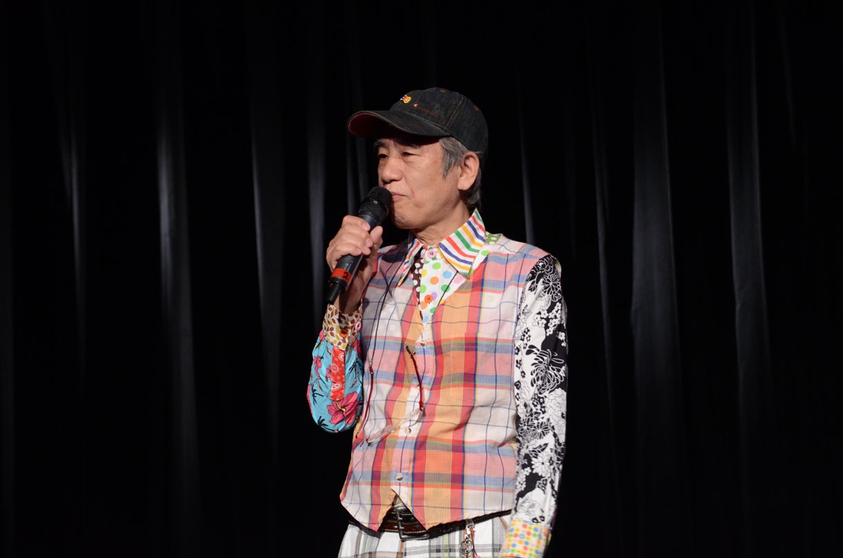 「浅草ワハハ本舗・娯楽座」について説明するワハハ本舗主宰の喰始。