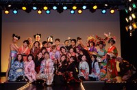 「浅草ワハハ本舗・娯楽座」プレスプレビュー後のフォトセッションの様子。