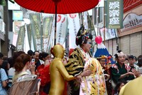 梅垣義明による花魁道中の様子。