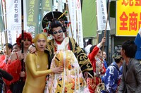 梅垣義明による花魁道中の様子。