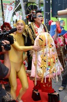 梅垣義明による花魁道中の様子。