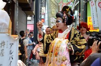 梅垣は商店の中にも豆を噴射した。