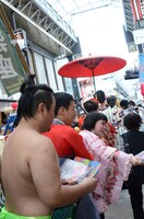 梅垣義明による花魁道中の様子。