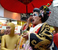 梅垣義明による花魁道中の様子。