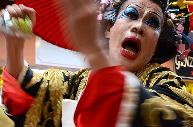 見物客に向かって鼻に詰めた豆を噴射する梅垣義明。