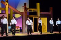 ダンスを披露するキャスト。