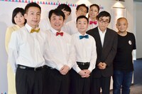 （手前左より）我が家、山西惇、演出の青木豪ら。