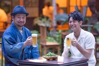 「サッポロ生ビール黒ラベル」新CMの撮影に臨むケンドーコバヤシと妻夫木聡。