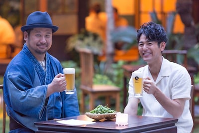 「サッポロ生ビール黒ラベル」新CMの撮影に臨むケンドーコバヤシと妻夫木聡。