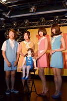 （左から）広報担当のコップのシキ子、大久保佳代子、バニラビーンズ。