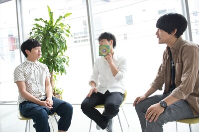 うしろシティと、パスピエの成田ハネダ（中央）。