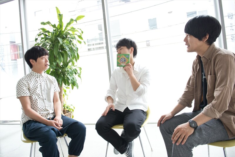 うしろシティと、パスピエの成田ハネダ（中央）。