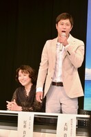 連続ドラマ「碧（あお）の海～LONG SUMMER～」の制作発表に出席したパンサー尾形（右）と、杉田かおる（左）。