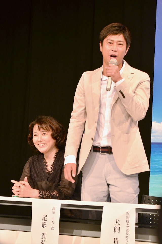 連続ドラマ「碧（あお）の海～LONG SUMMER～」の制作発表に出席したパンサー尾形（右）と、杉田かおる（左）。