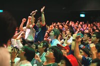 ルミネtheよしもとで行われた「日本対ギリシャ戦」パブリックビューイングの様子。