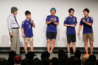 試合開始前にステージに登壇した（左から）レイザーラモンRG、カラテカ入江、常田真太郎（スキマスイッチ）、ザ・パンチのノーパンチ松尾、ライセンス井本。
