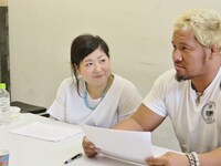 「激情プロレスリング　～爆笑！大阪頂上決戦～」漫才対決に出場するアジアン馬場園（左）と真壁刀義（右）。