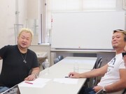 偵察がバレて真壁に怒鳴り込まれた東京ダイナマイト・ハチミツ二郎（左）と天山広吉（右）。