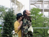 五明のシャンプーの匂いを当てようとする田所。