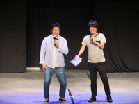 MCのとにかく明るい安村（左）と竹内健人。