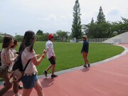 園内は走ってはいけないため観客から注意されるピクニック。