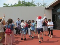 佐藤を見つけ大喜びのトンファーりゅーじとチームメイト。