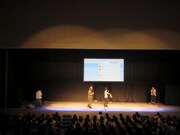 遠山を蹴った五明と、その隙に逃げようとした佐藤。