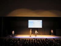 遠山を蹴った五明と、その隙に逃げようとした佐藤。