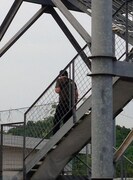 バンジーを飛べずに降りてくる佐藤。