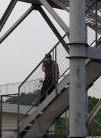 バンジーを飛べずに降りてくる佐藤。