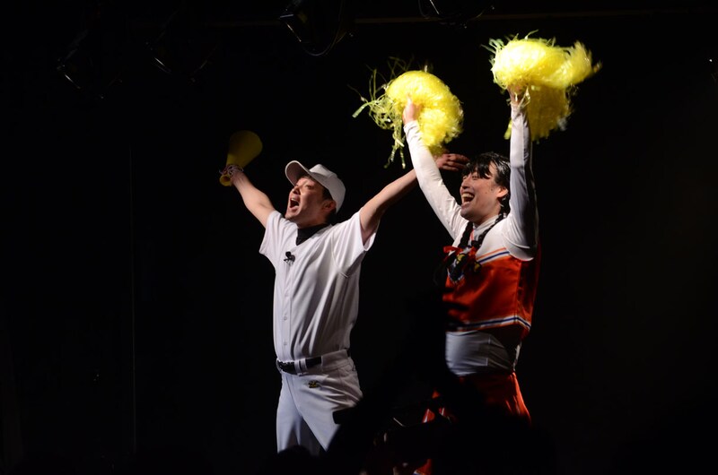 お笑いコーナーでコントを披露したエレキコミック。