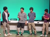 最優秀賞を獲得し吉田（トリプルファイヤー）の隣に座る勇気を得た麒麟・川島。