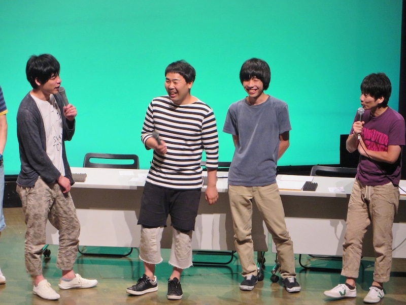 最優秀賞を獲得し吉田（トリプルファイヤー）の隣に座る勇気を得た麒麟・川島。