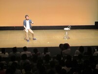 ウォーミングアップとして観客にキスするディーノ。